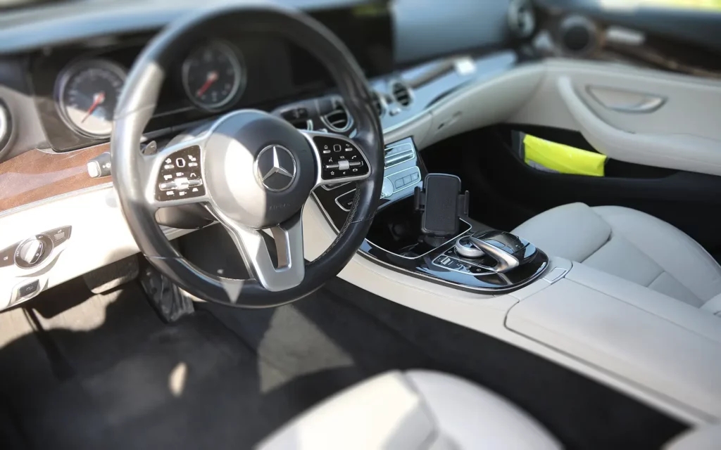 Privatversicherte 1 Innenraum einer Mercedes e-klasse mit weißem Interieur